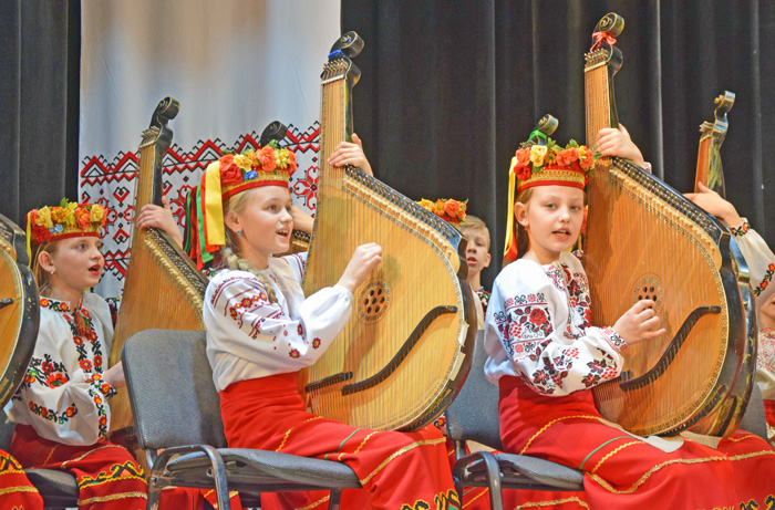 Грають і співають маленькі бандуристки з міста Заліщики. Фото автора